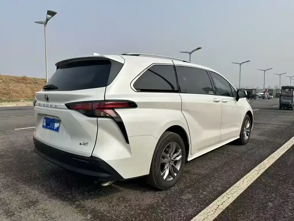Toyota Sienna — фото 7