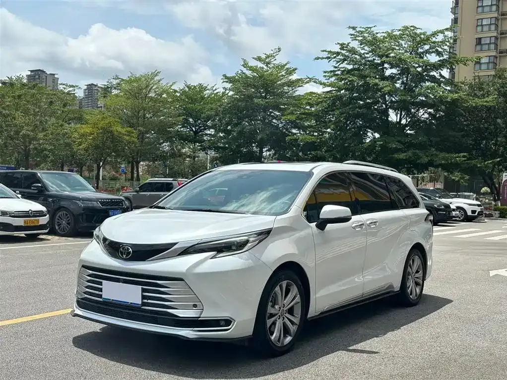 Toyota Sienna — фото 1