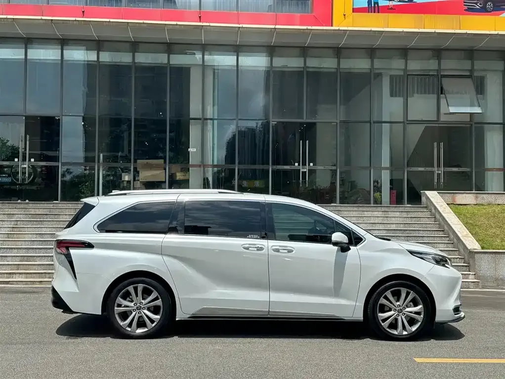 Toyota Sienna — фото 3