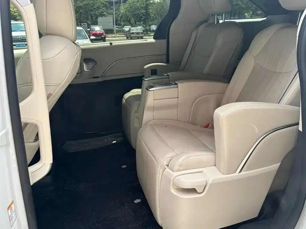 Toyota Sienna — фото 2