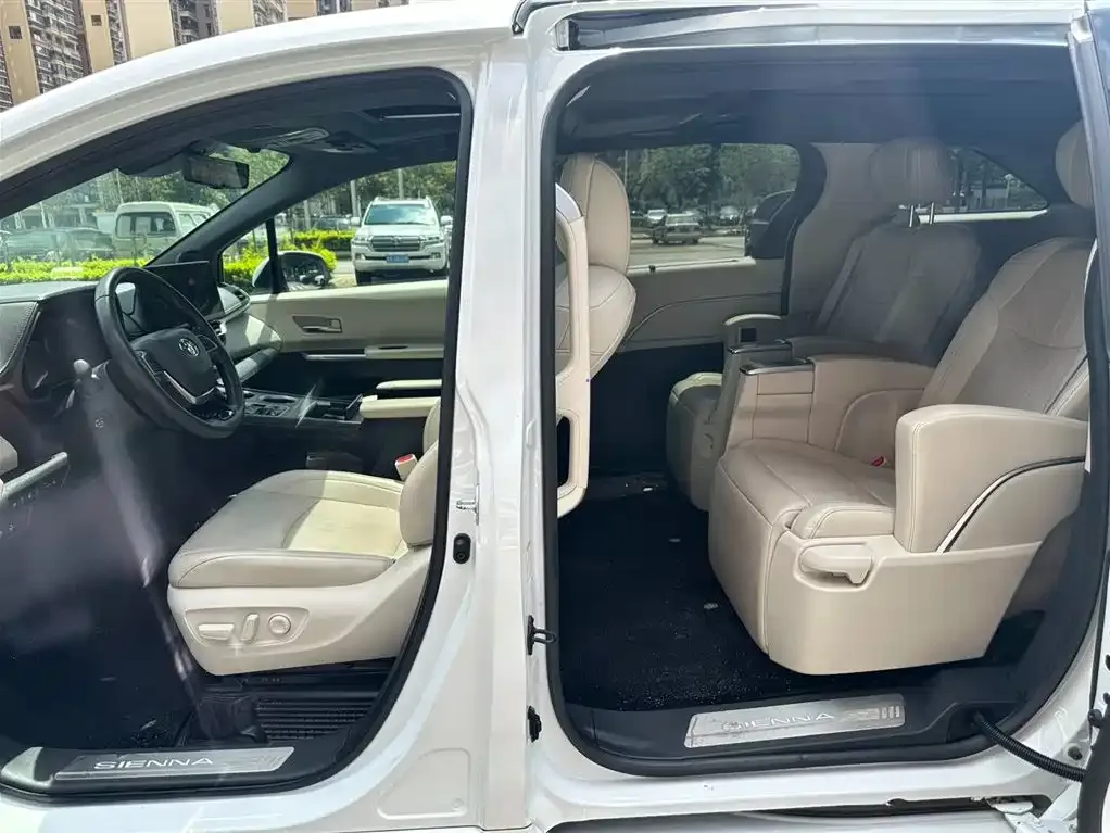 Toyota Sienna — фото 5