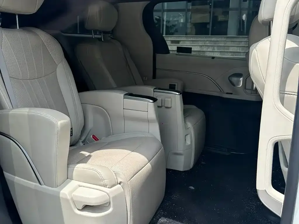 Toyota Sienna — фото 10