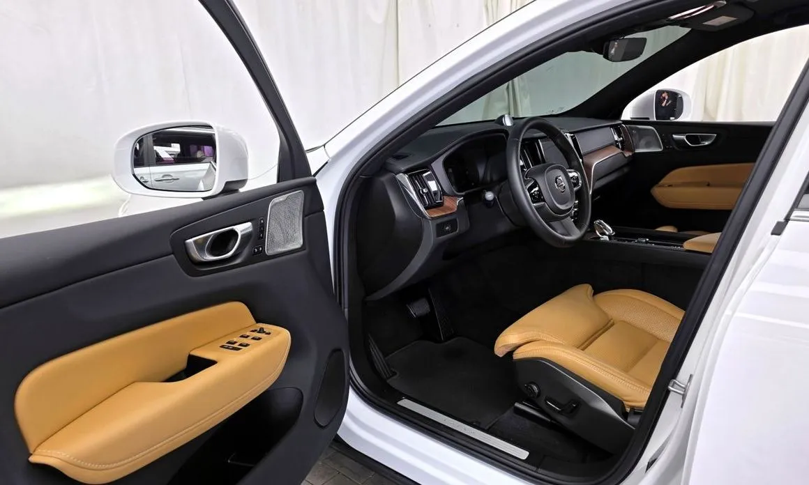Volvo XC60 — фото 7