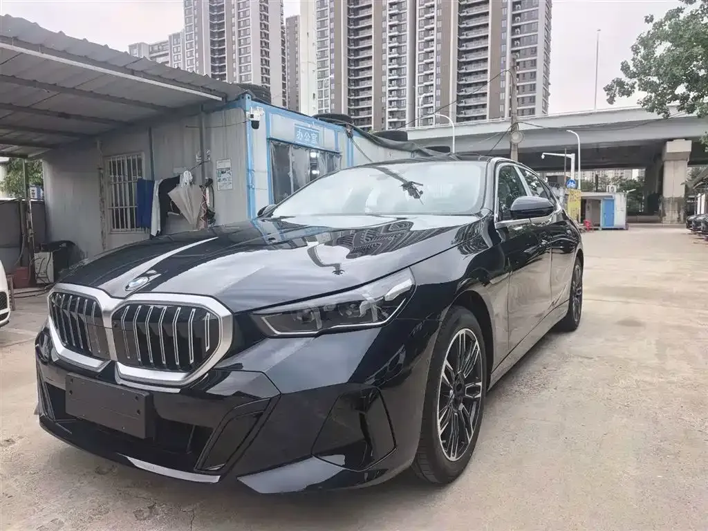 BMW 5 Series — фото 1