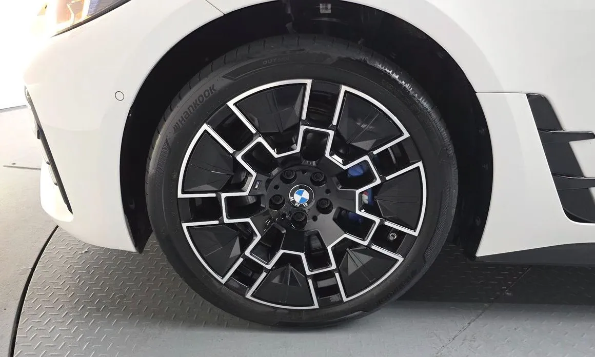 BMW i4 — фото 4