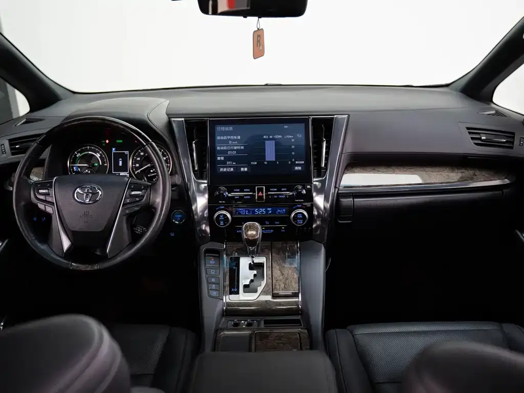 Toyota Alphard — фото 9