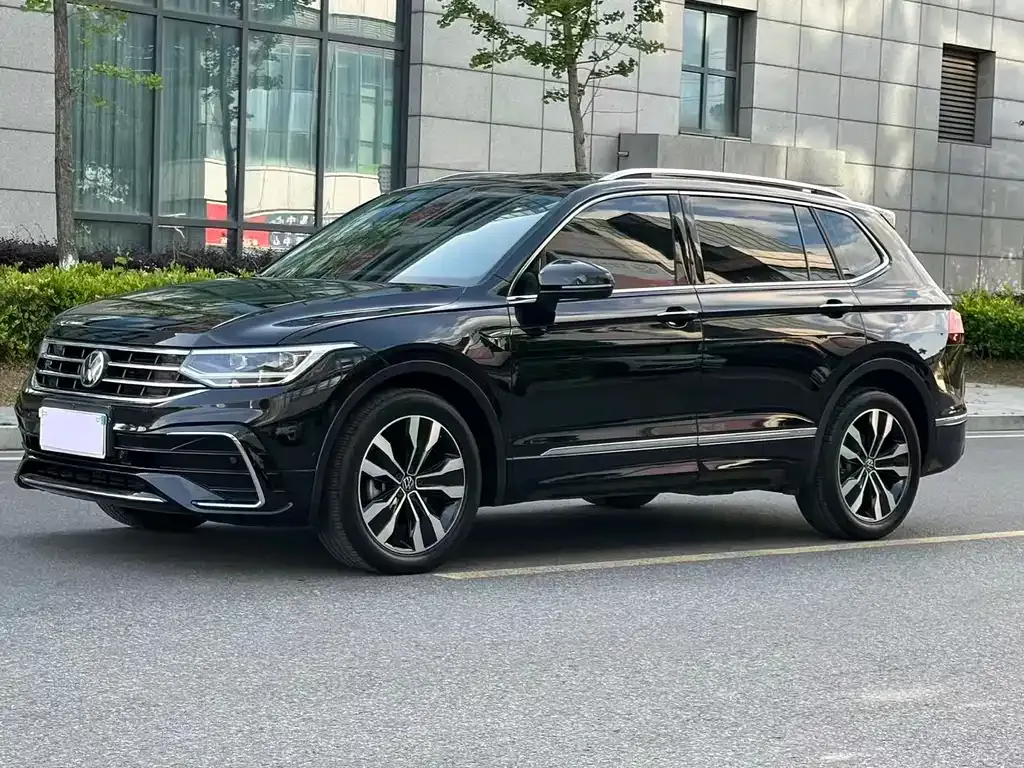 Volkswagen Tiguan L — фото 1
