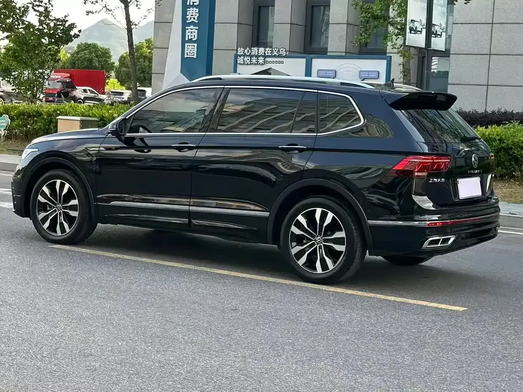 Volkswagen Tiguan L — фото 2