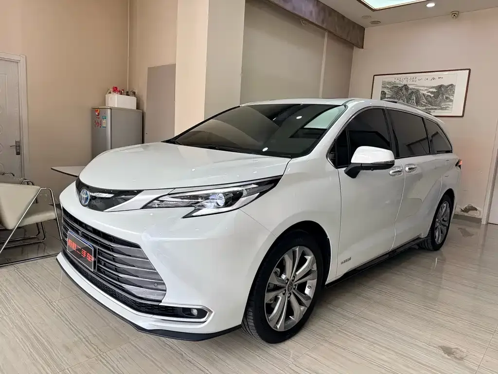 Toyota Sienna — фото 1