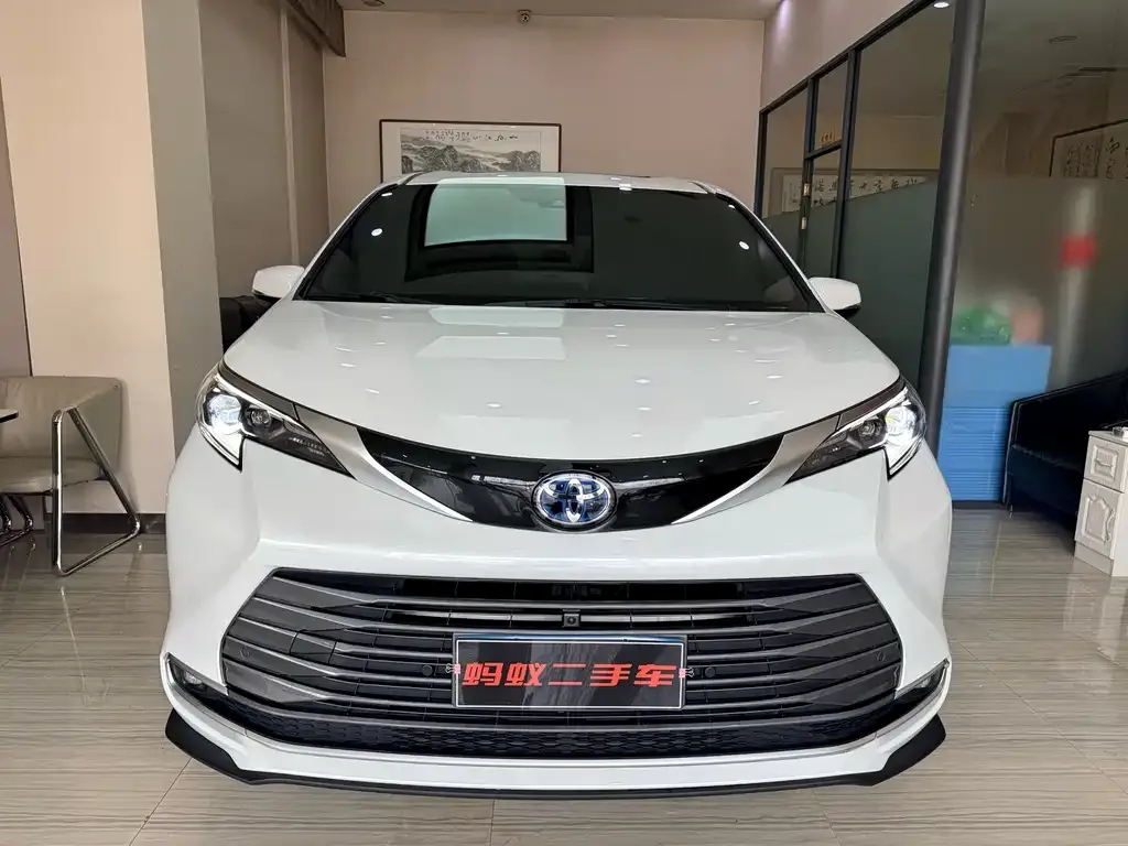Toyota Sienna — фото 2