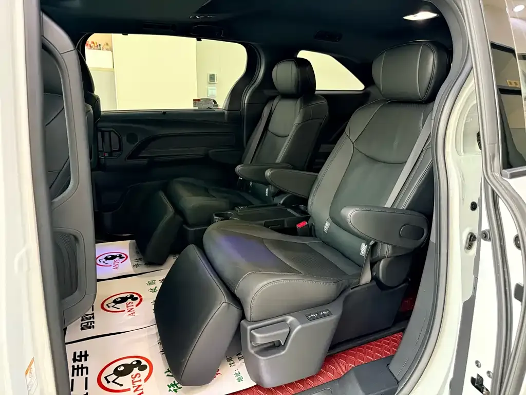 Toyota Sienna — фото 4