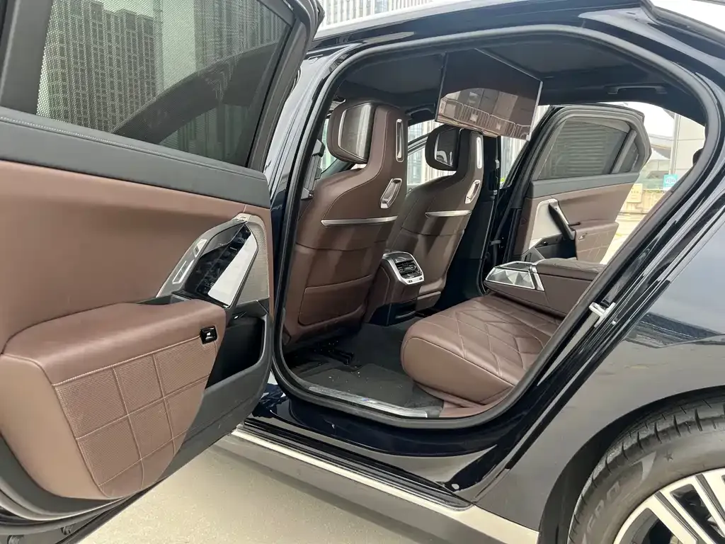 BMW 7 Series 2024 из CN, фото 9