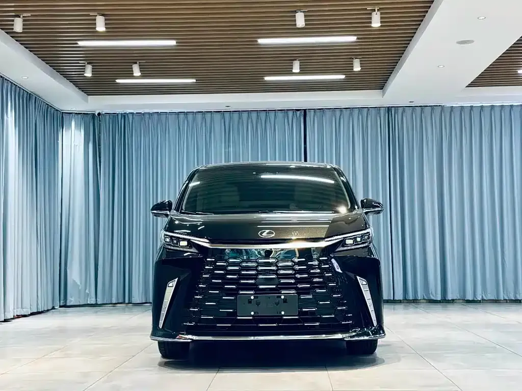 Lexus LM — фото 2