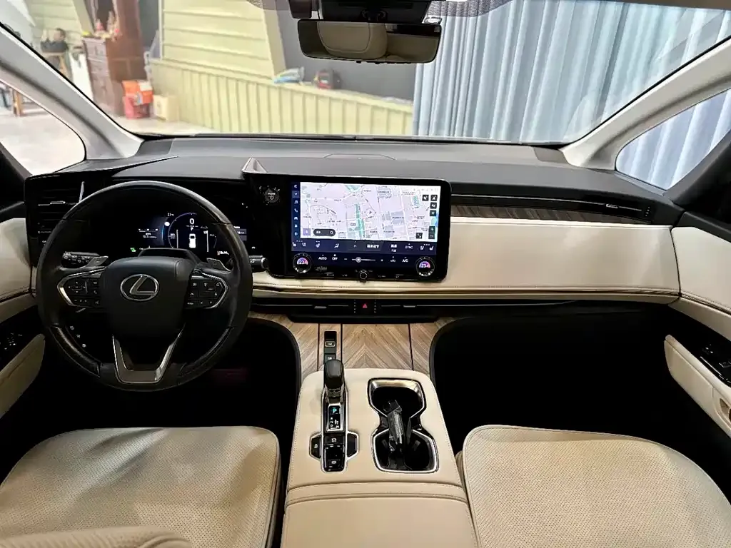 Lexus LM — фото 10