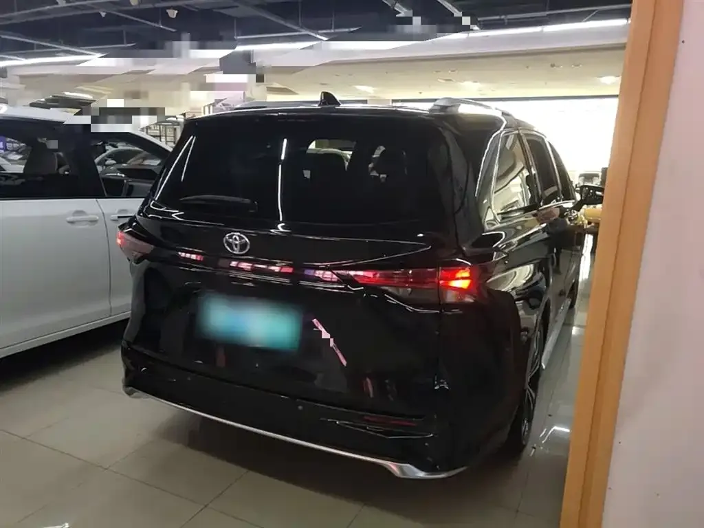 Toyota Granvia — фото 2