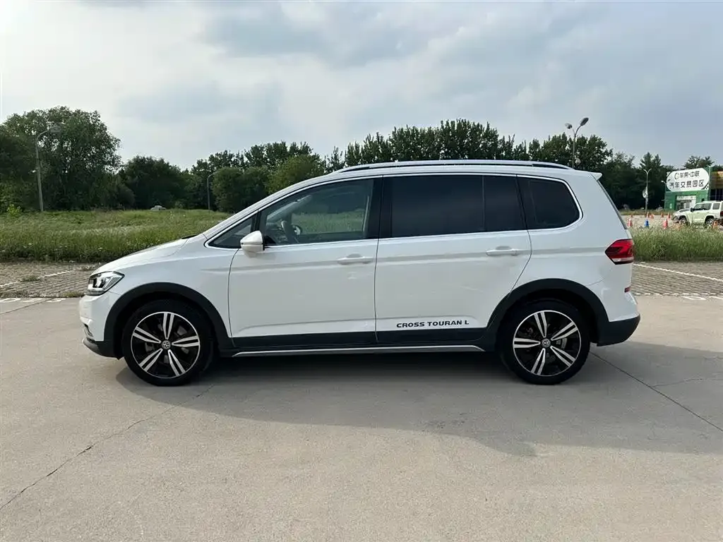Volkswagen Touran 2021 из CN, фото 7