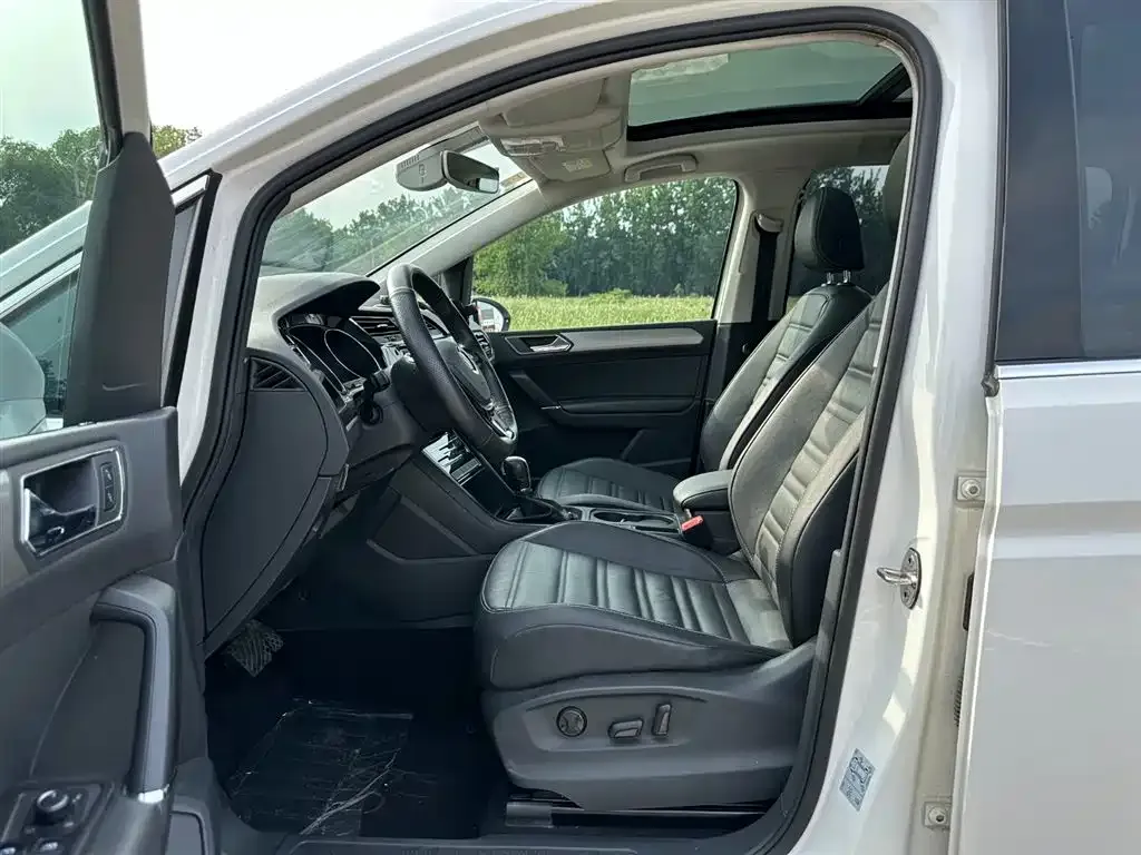 Volkswagen Touran 2021 из CN, фото 2