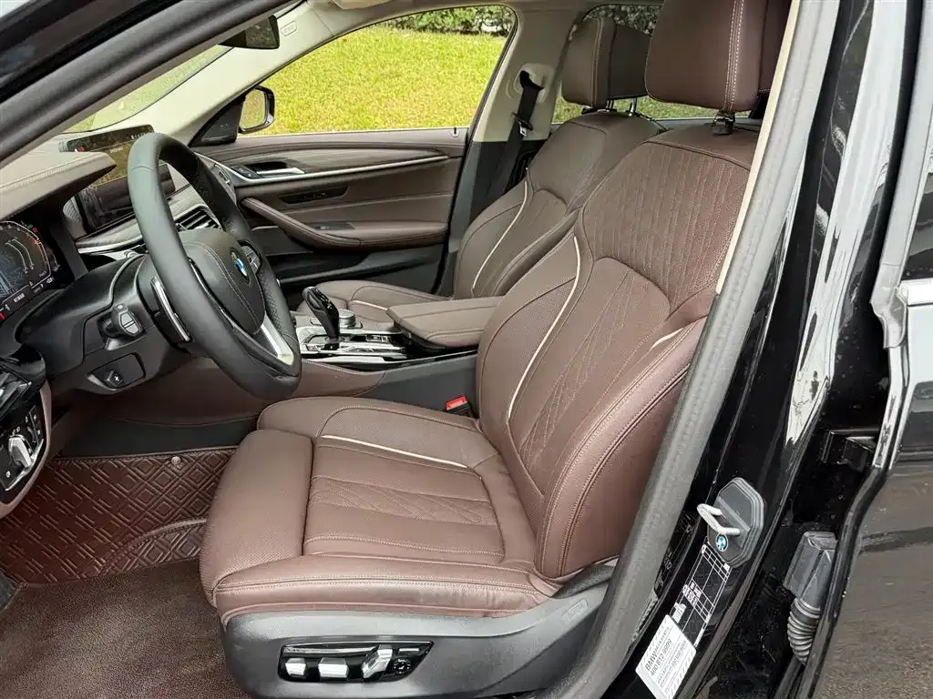 BMW 5 Series 2023 из CN, фото 8