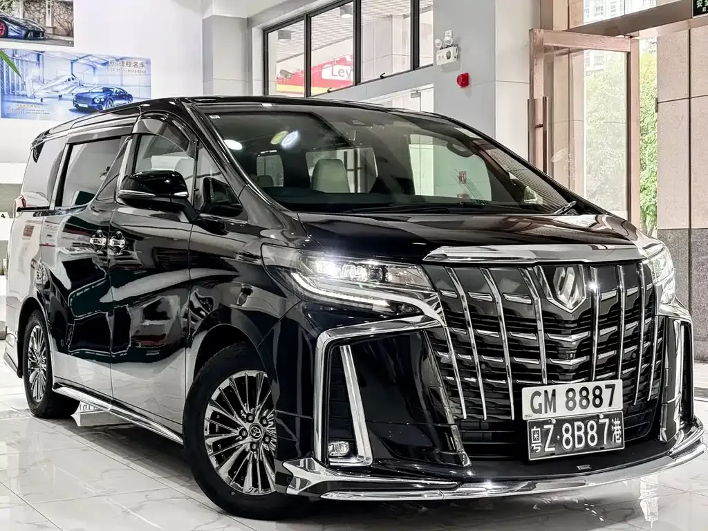Toyota Alphard — фото 1
