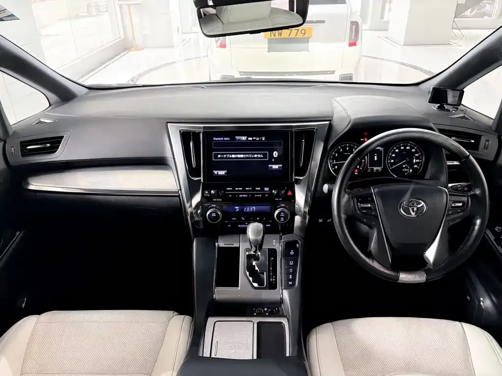 Toyota Alphard — фото 2
