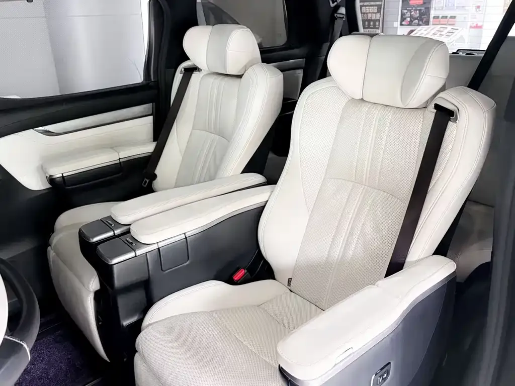Toyota Alphard — фото 5