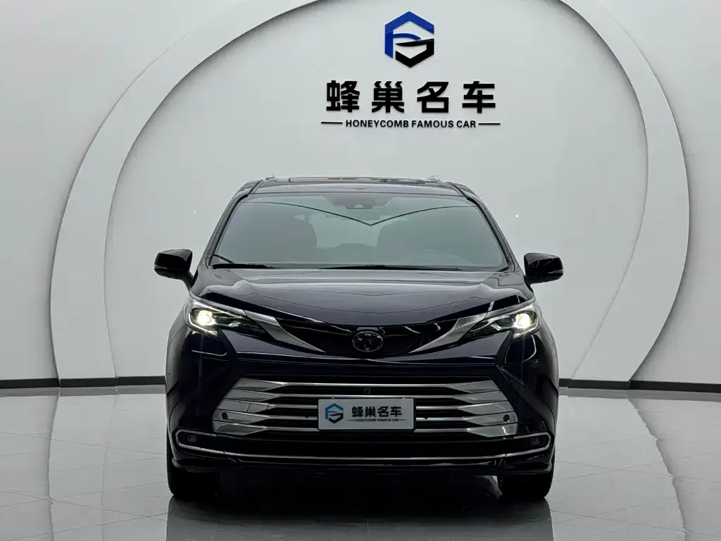 Toyota Sienna — фото 2