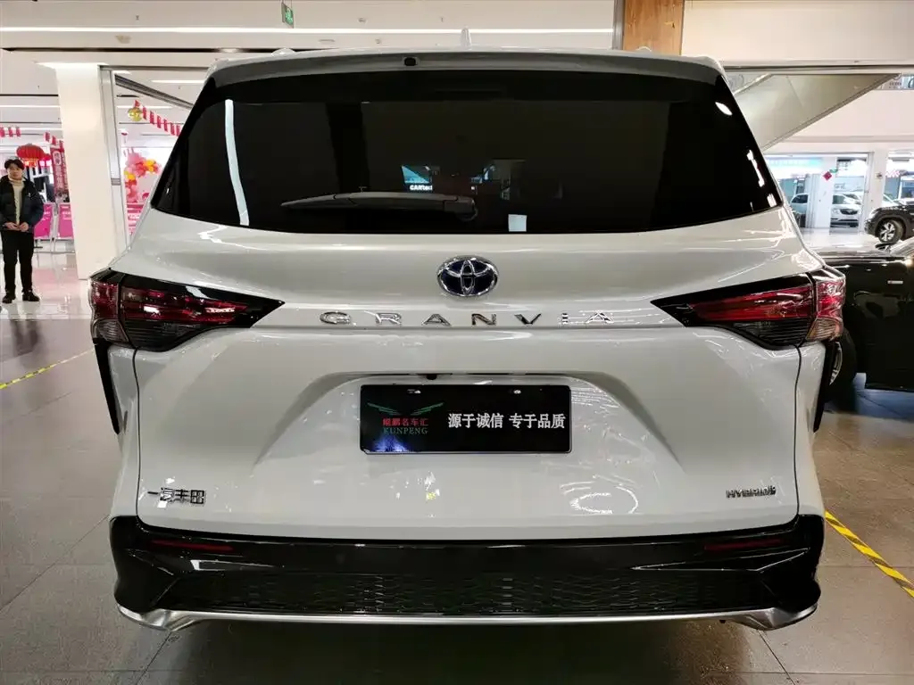 Toyota Granvia — фото 6