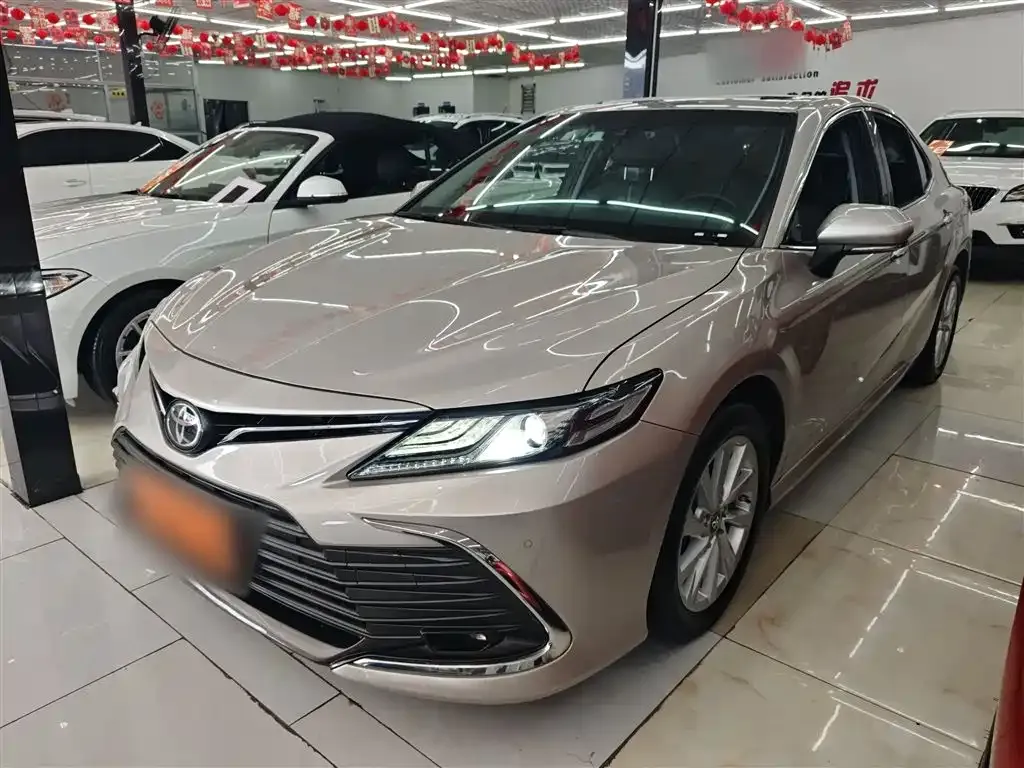 Toyota Camry — фото 1