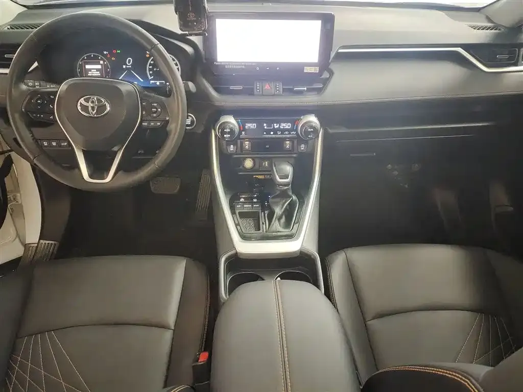 Toyota RAV4 — фото 5