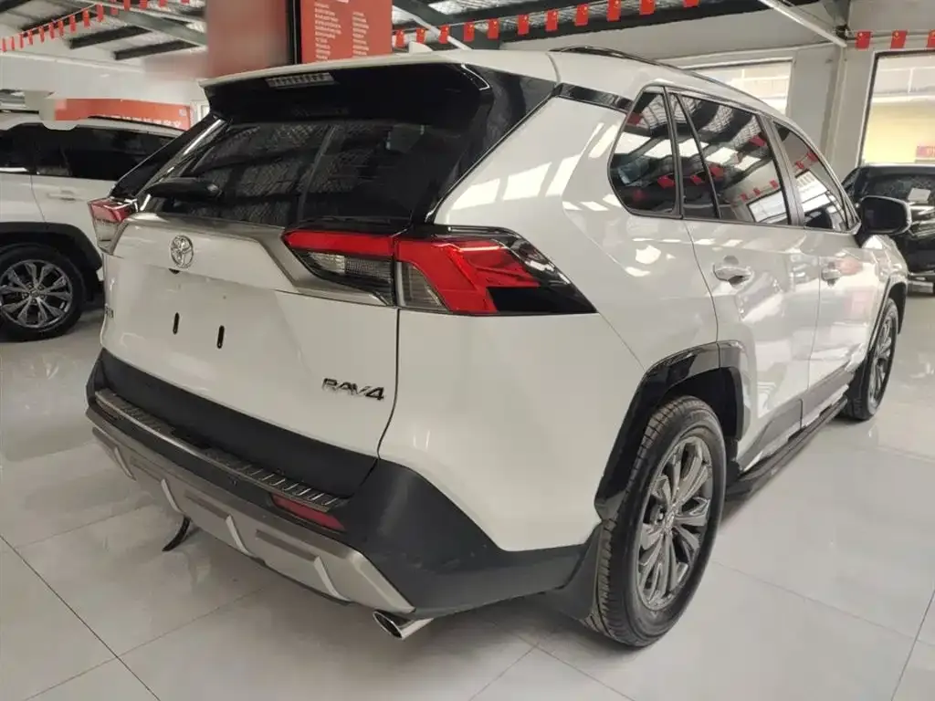 Toyota RAV4 — фото 8