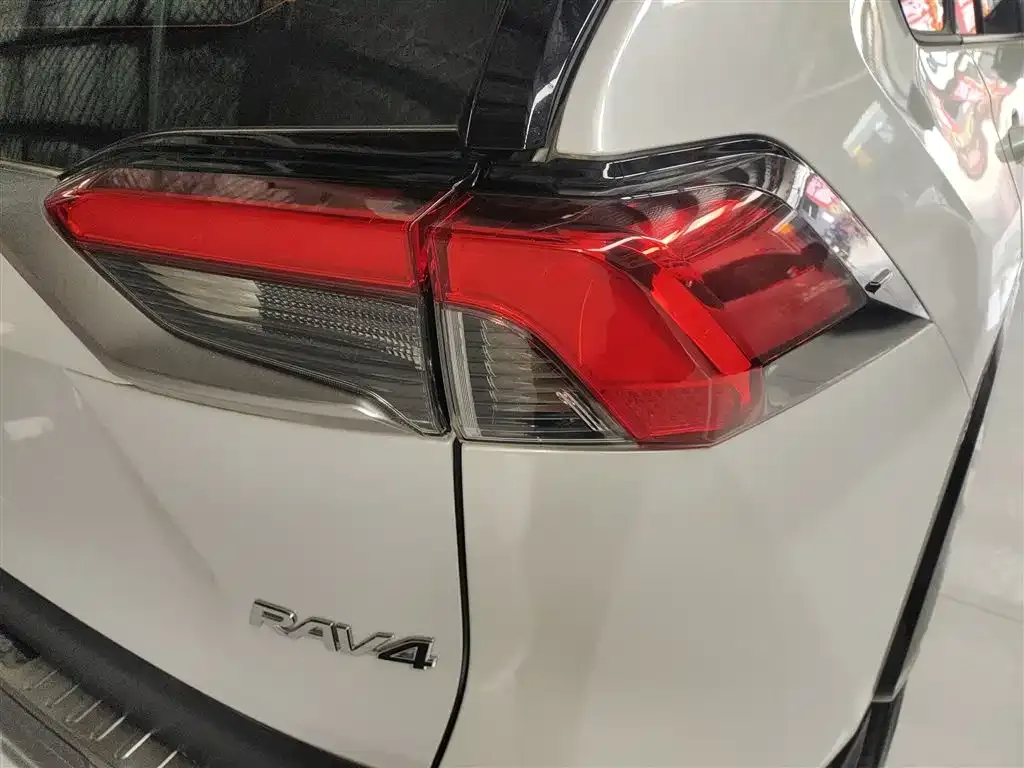 Toyota RAV4 — фото 10