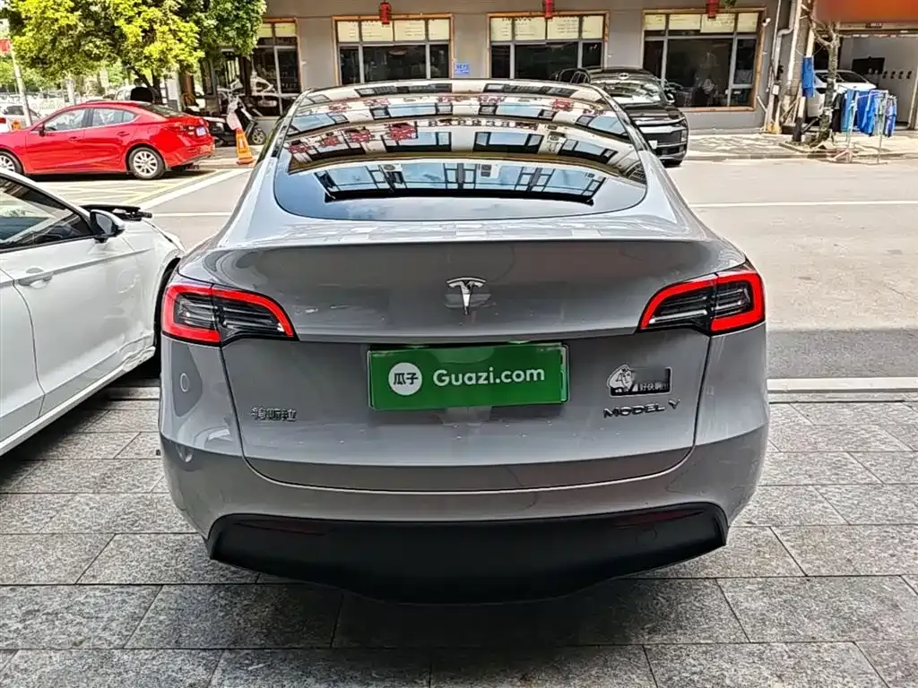 Tesla Model Y — фото 10