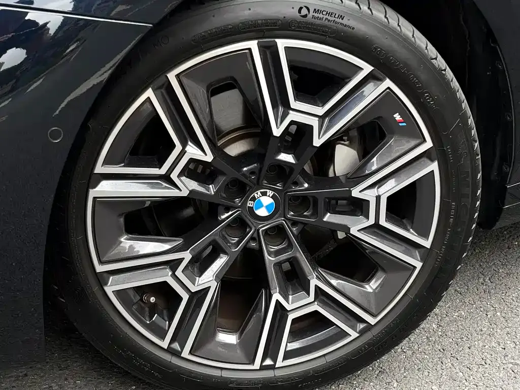 BMW 5 Series — фото 8