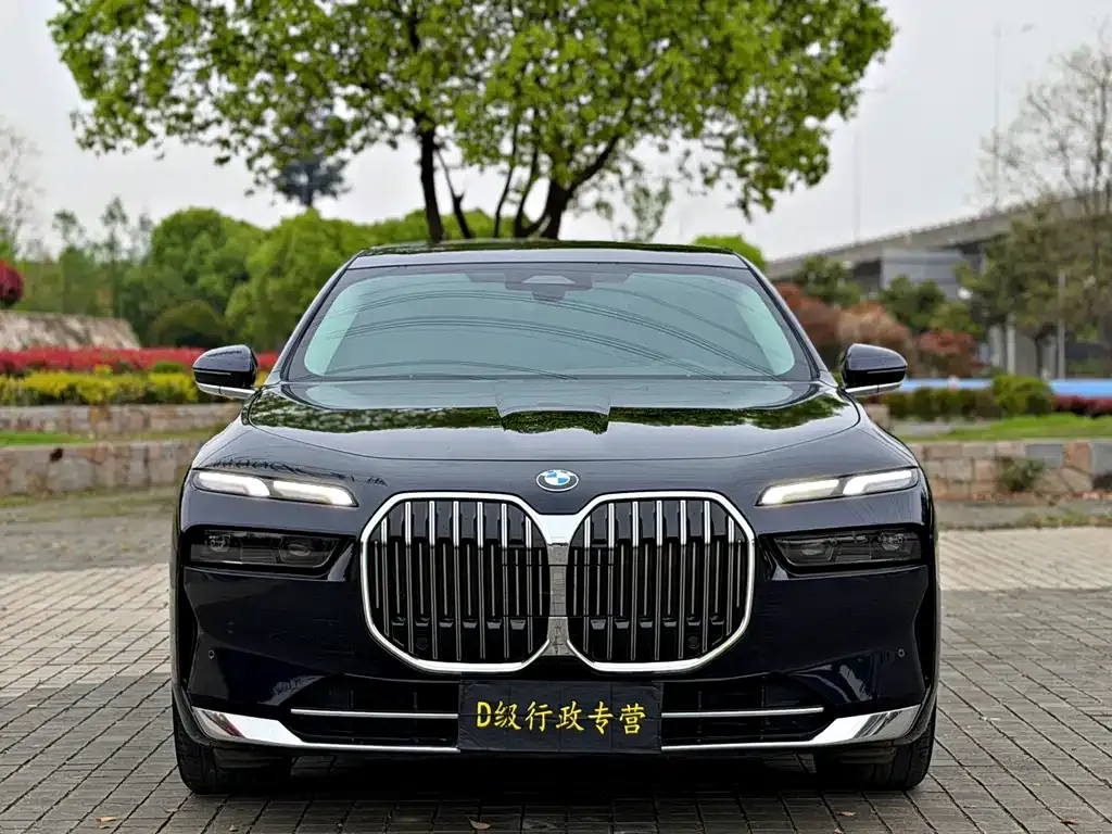 BMW 7 Series — фото 9
