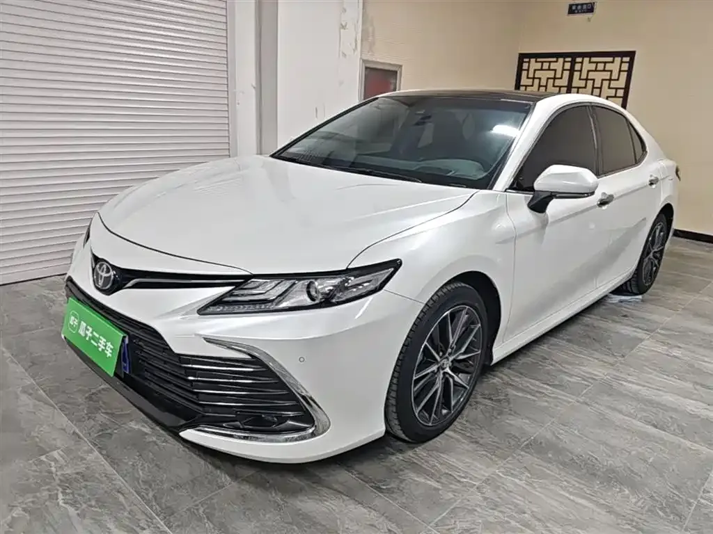 Toyota Camry — фото 1