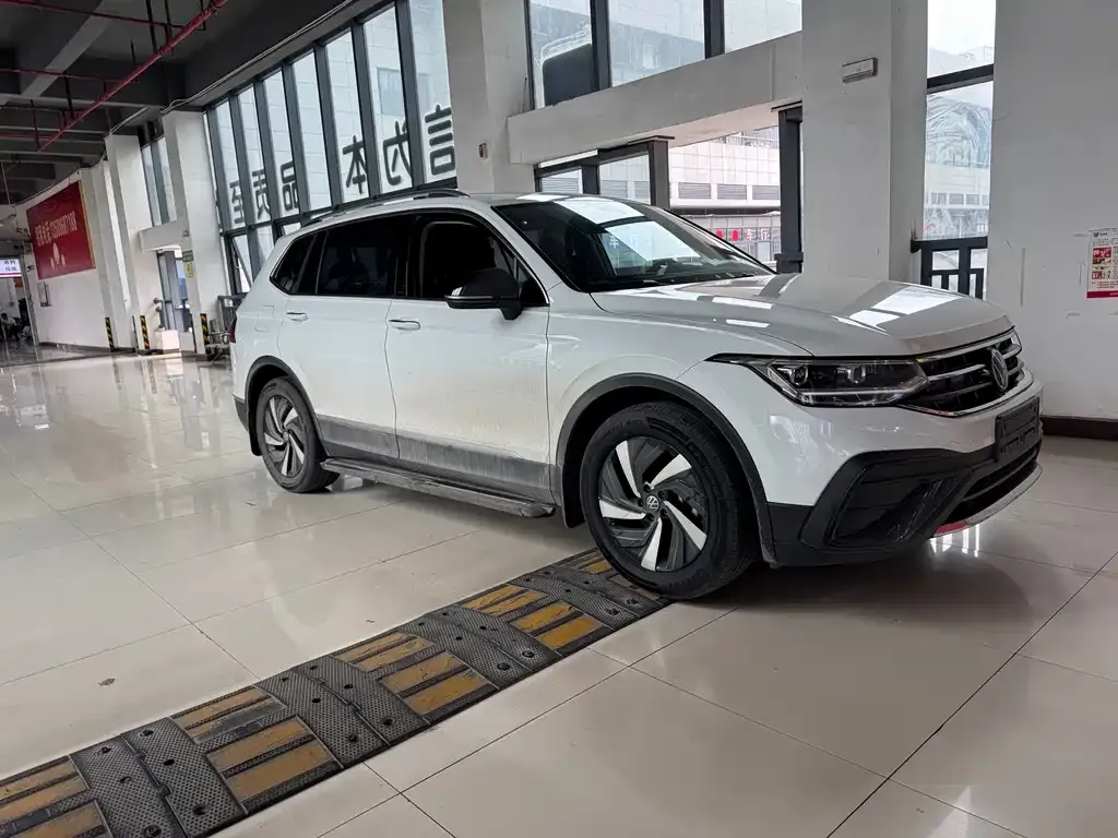 Volkswagen Tiguan L — фото 2