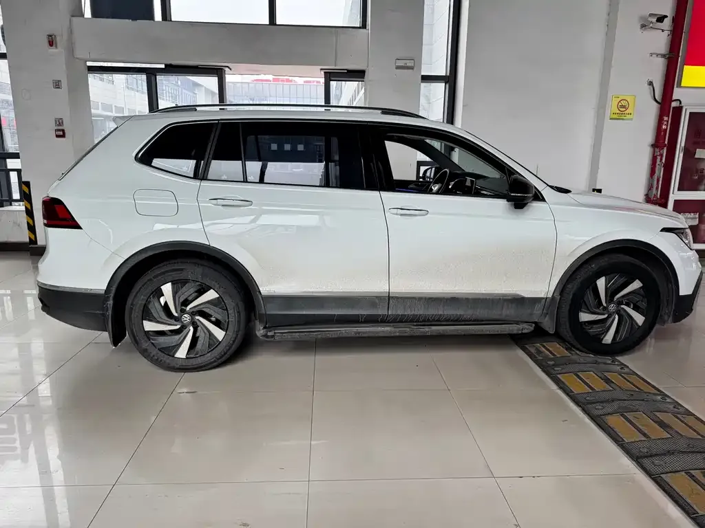Volkswagen Tiguan L — фото 9