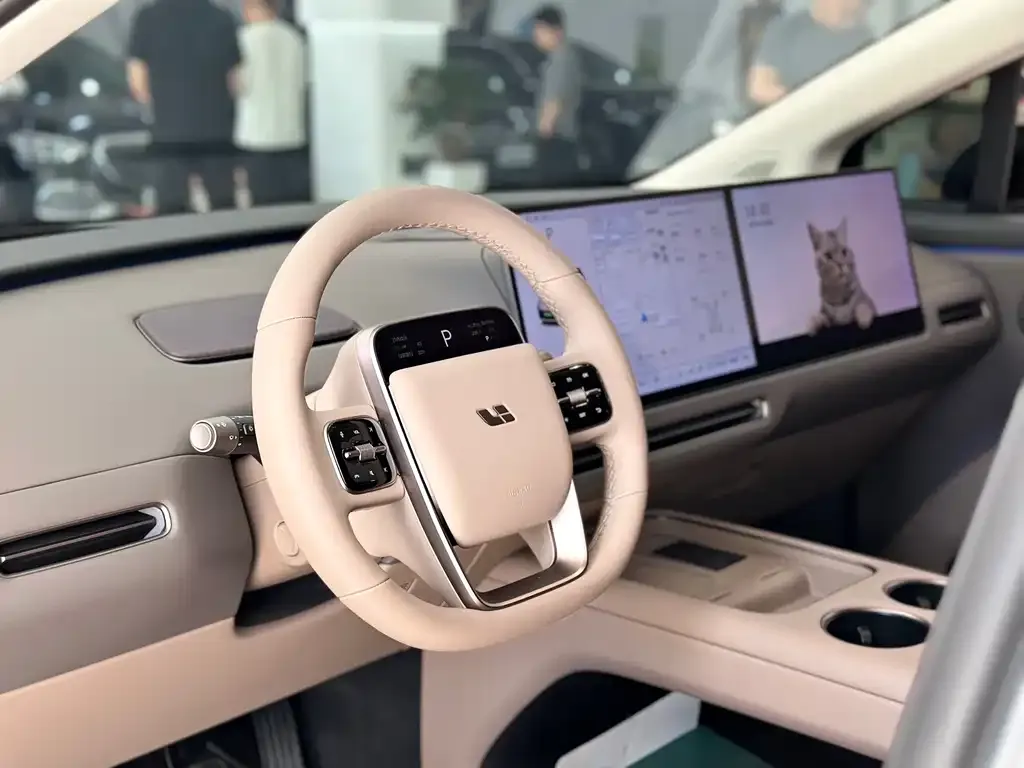 Li Auto i8 — фото 2