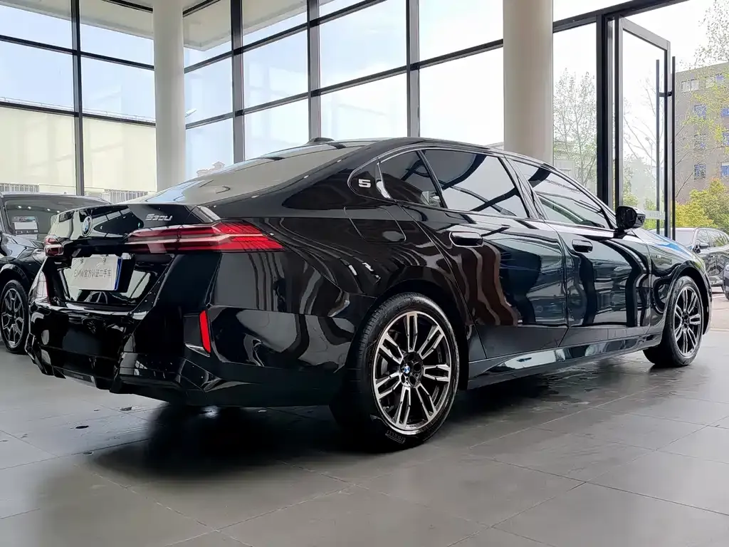 BMW 5 Series 2025 из CN, фото 9