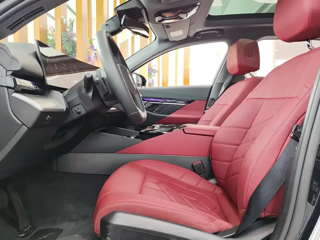 BMW 5 Series 2025 из CN, фото 8