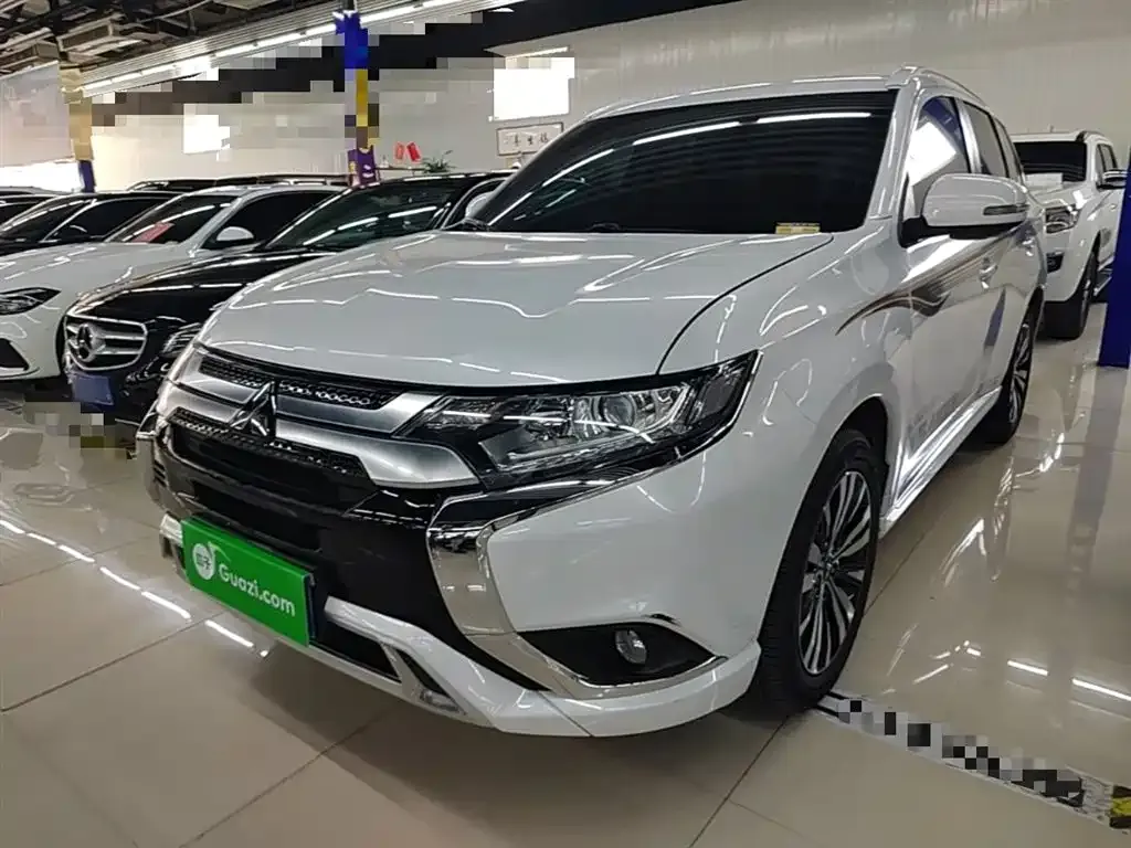 Mitsubishi Outlander — фото 1