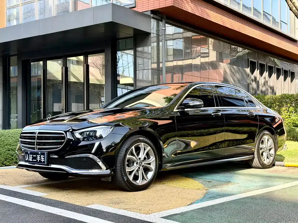 Mercedes-Benz E-Class — фото 1