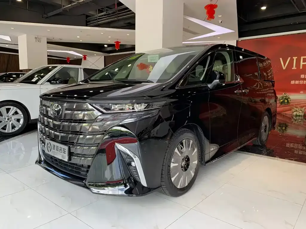 Toyota Alphard — фото 1