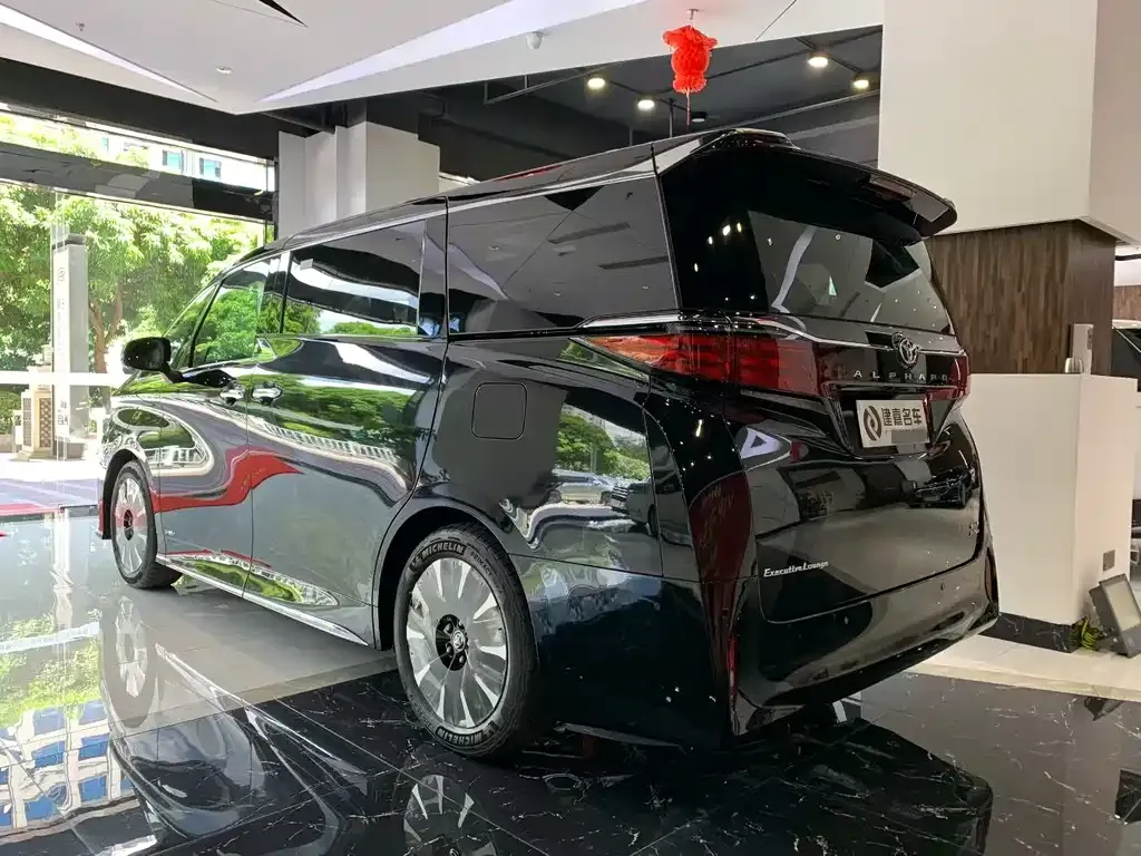 Toyota Alphard — фото 7