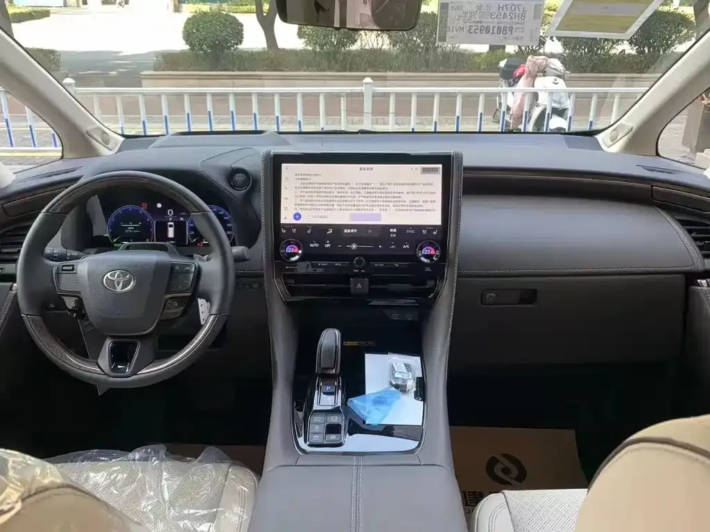 Toyota Alphard — фото 9