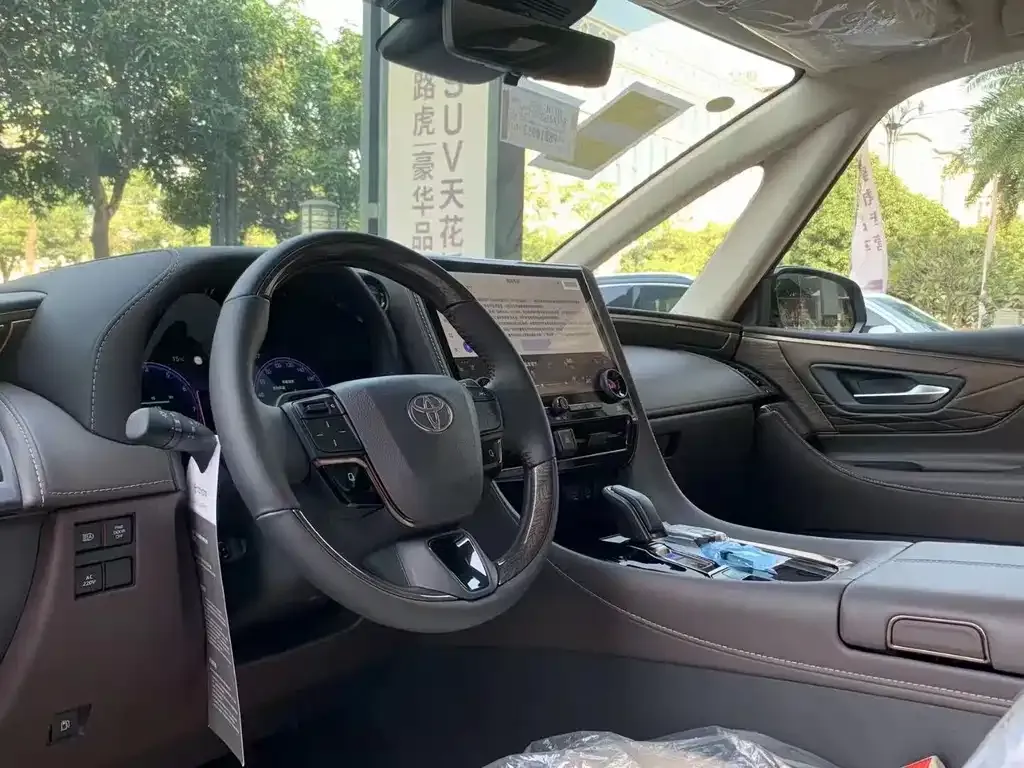 Toyota Alphard — фото 5