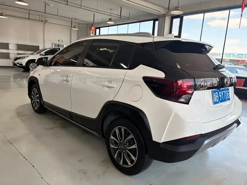 Toyota Yaris L — фото 3