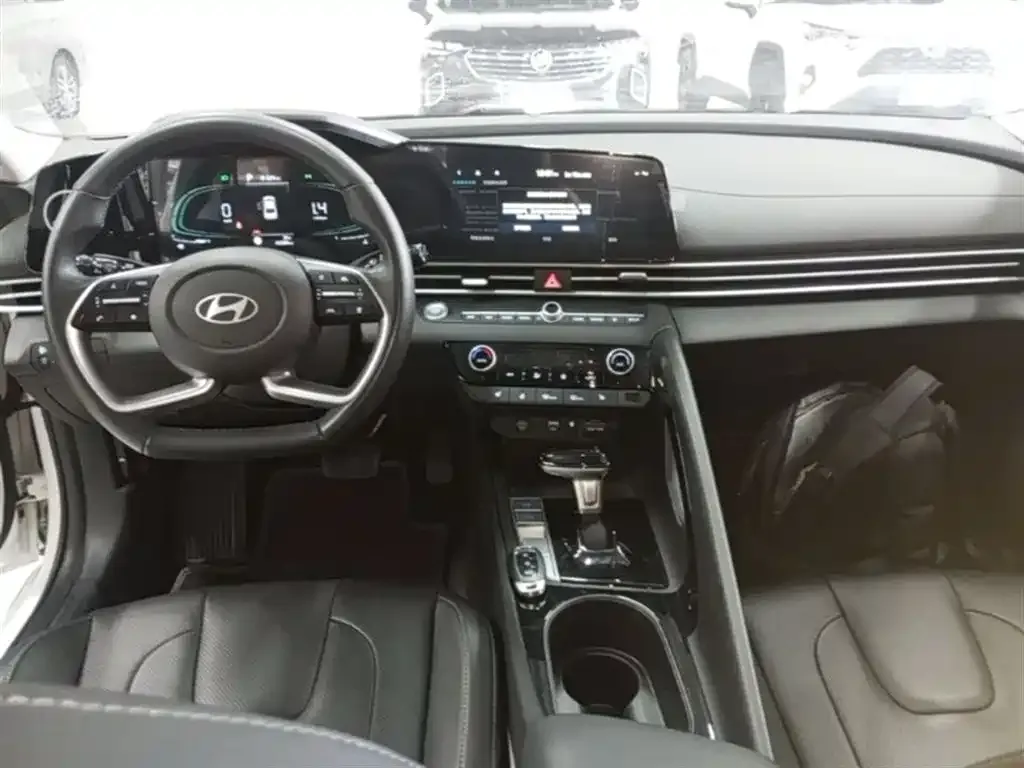 Hyundai Elantra — фото 9