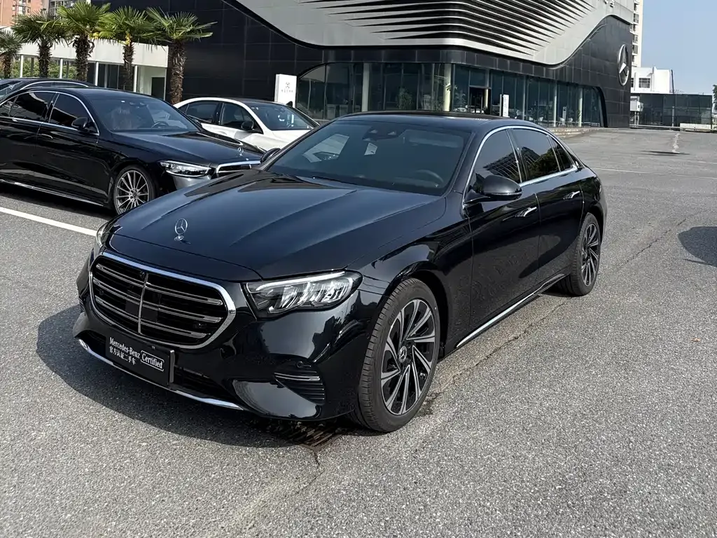 Mercedes-Benz E-Class — фото 1