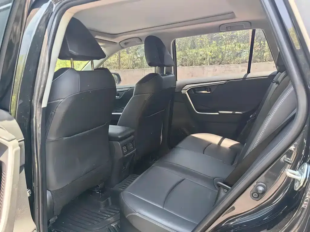 Toyota RAV4 — фото 9